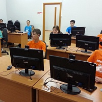 Школьники – слушатели Летней физико-математической школы играли в шахматы с суперкомпьютером ТГУ и решали задачи по оптике.
