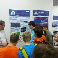 Школьники – слушатели Летней физико-математической школы играли в шахматы с суперкомпьютером ТГУ и решали задачи по оптике.