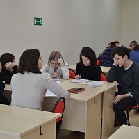 В Томском гуманитарном лицее 11-классники попробовали себя в науке вместе с учеными ТГУ.