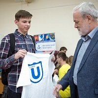 На «Ночи абитуриента в ТГУ» абитуриентам дарили сумки и футболки с новым логотипом университета.
