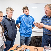 В ТГУ для школьников из городов присутствия «Росатома» прошел мастер-класс по робототехнике.