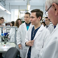 ТГУ организовал для школьников визит на инновационное предприятие номер один в Томске – «Микран».
