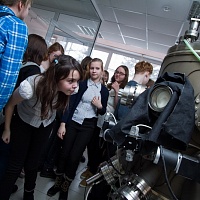 Томские школьники познакомились на РФФ ТГУ с I-роботом, голограммами и лазерами.