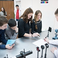 Неделя высоких технологий: Более 140 школьников заинтересовались лабораториями физического и радиофизического факультетов ТГУ.