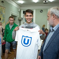 На «Ночи абитуриента в ТГУ» абитуриентам дарили сумки и футболки с новым логотипом университета.