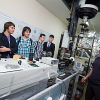 Томские школьники познакомились на РФФ ТГУ с I-роботом, голограммами и лазерами.