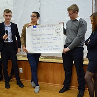 В Томском гуманитарном лицее 11-классники попробовали себя в науке вместе с учеными ТГУ.